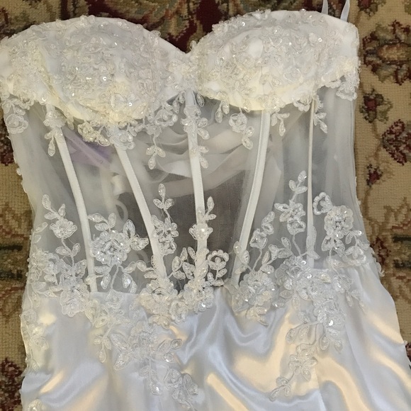 Wedding dress - Picture 11 of 11